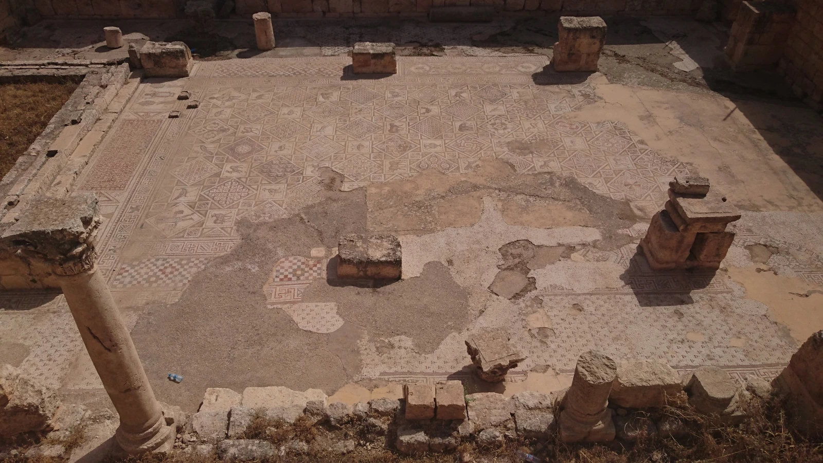 La pavimentazione della chiesa di Cosma e Damiano