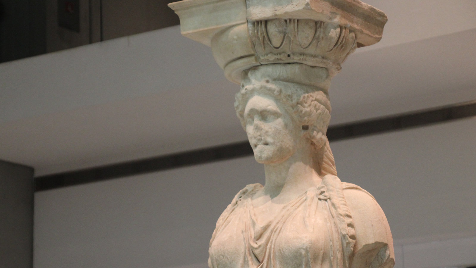 Cariatide conservata nel Museo dell'Acropoli