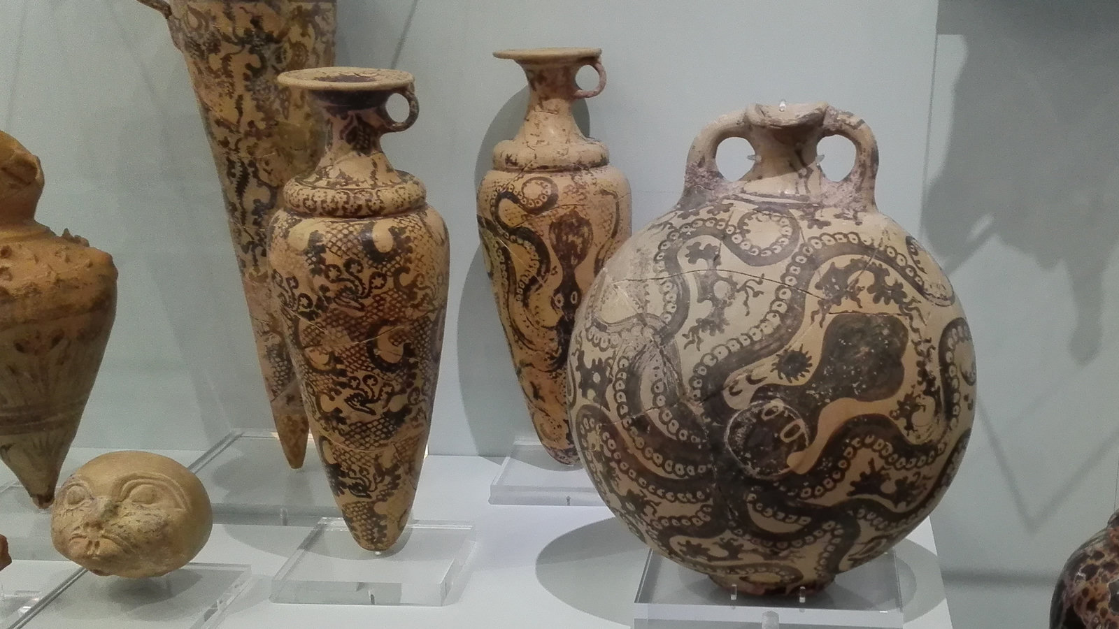 Ceramiche in stile marino da Palaikastro (1500-1450 a.C. circa). Museo Archeologico di Heraklion