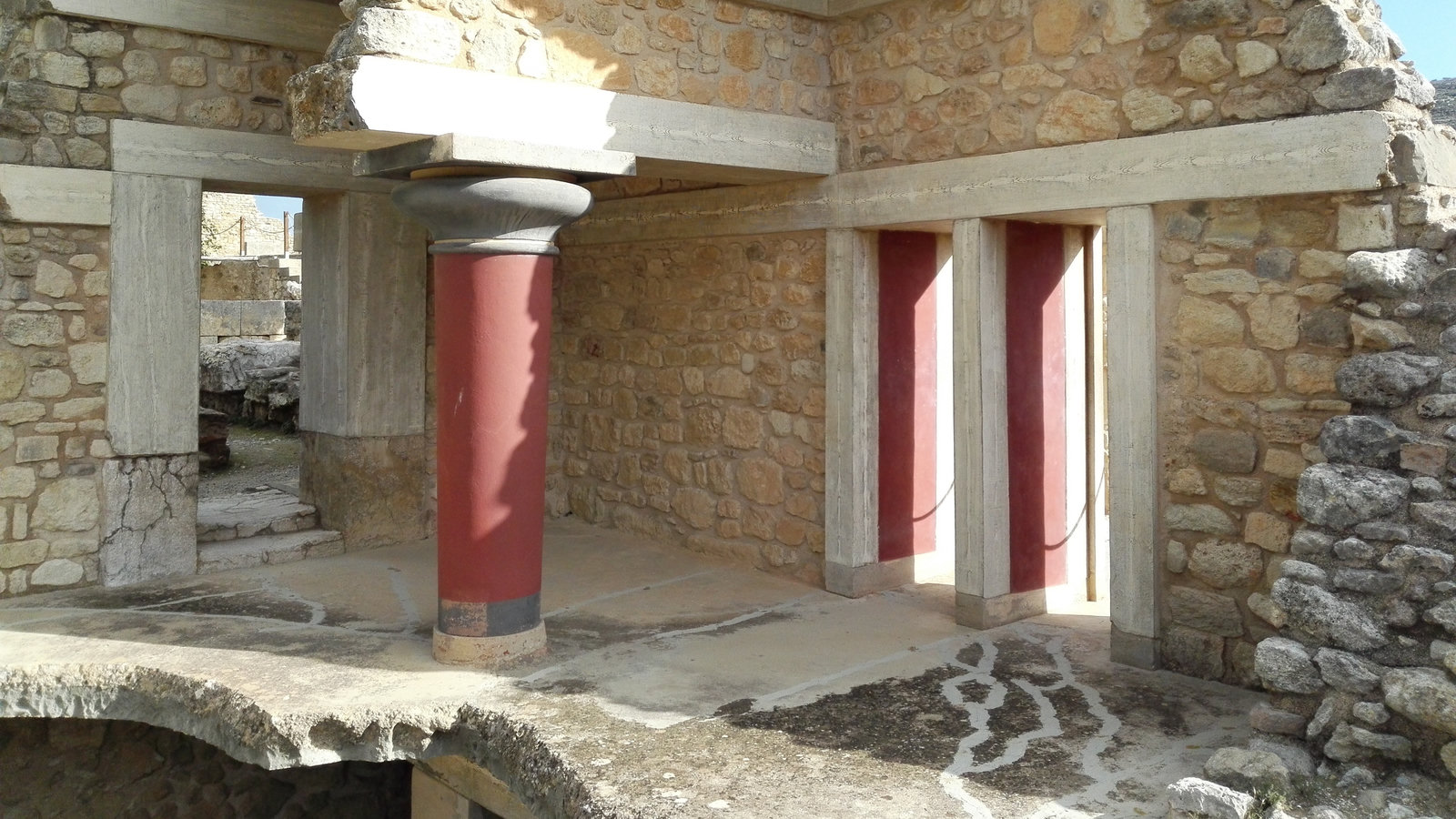 Le ricostruzioni evansiane del palazzo di Cnosso, con la caratteristica colonna minoica rastremata