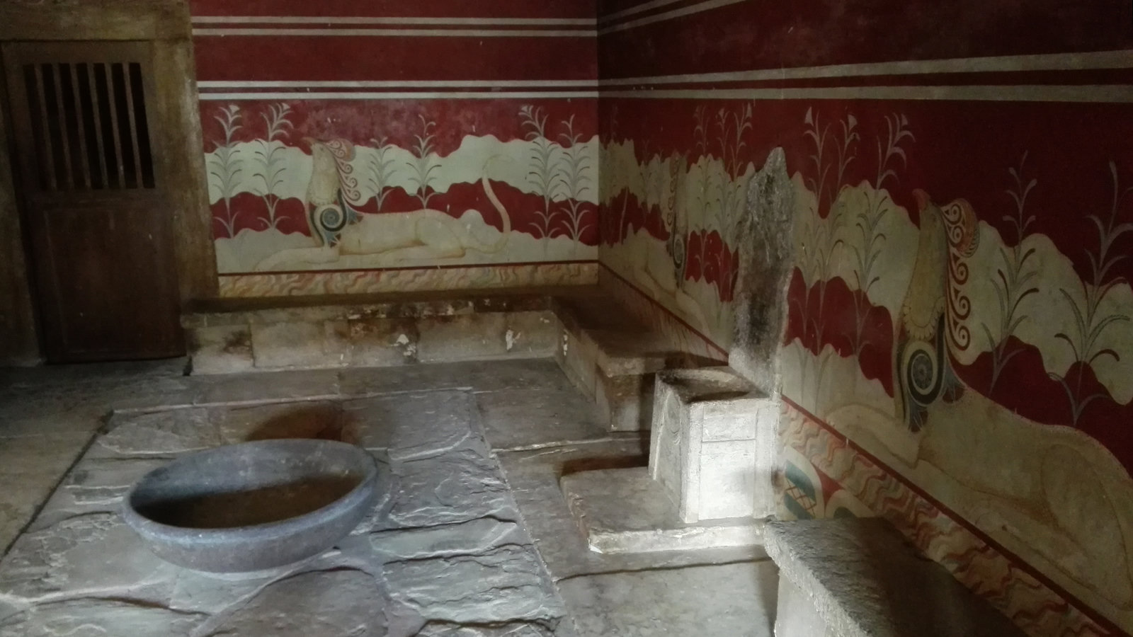 La Sala del Trono di Cnosso: il sedile in alabastro, i banchi e le repliche moderne degli affreschi dei grifoni