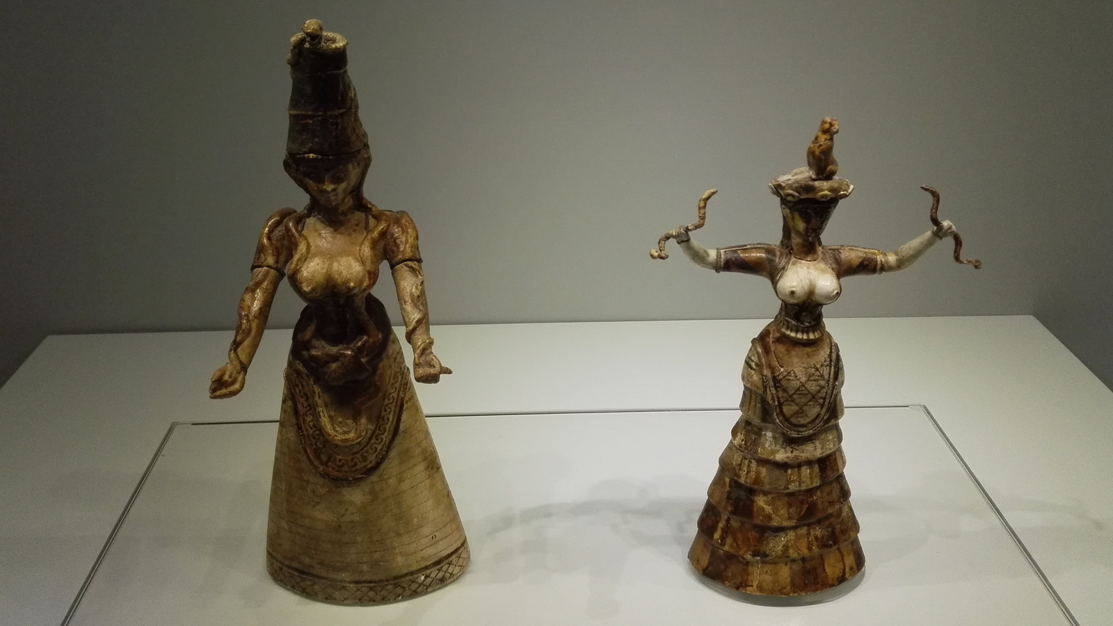 Le "dee dei serpenti" in faïence dai Temple Repositories di Cnosso (MM III-TM IA). Museo Archeologico di Heraklion