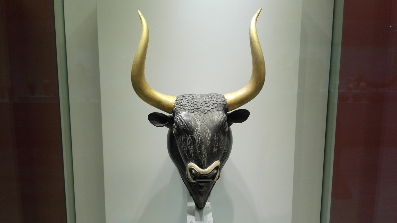 Rhyton a testa di toro da Cnosso (1550-1500 a.C. circa). Museo Archeologico di Heraklion