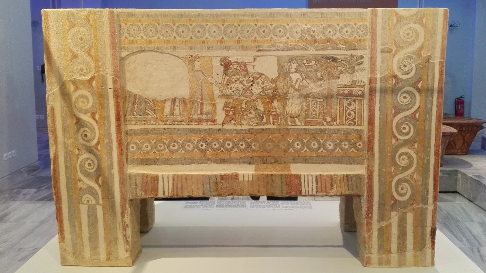 Il sarcofago dipinto di Haghia Triada, lato con la scena di libagione e offerte. Museo Archeologico di Heraklion