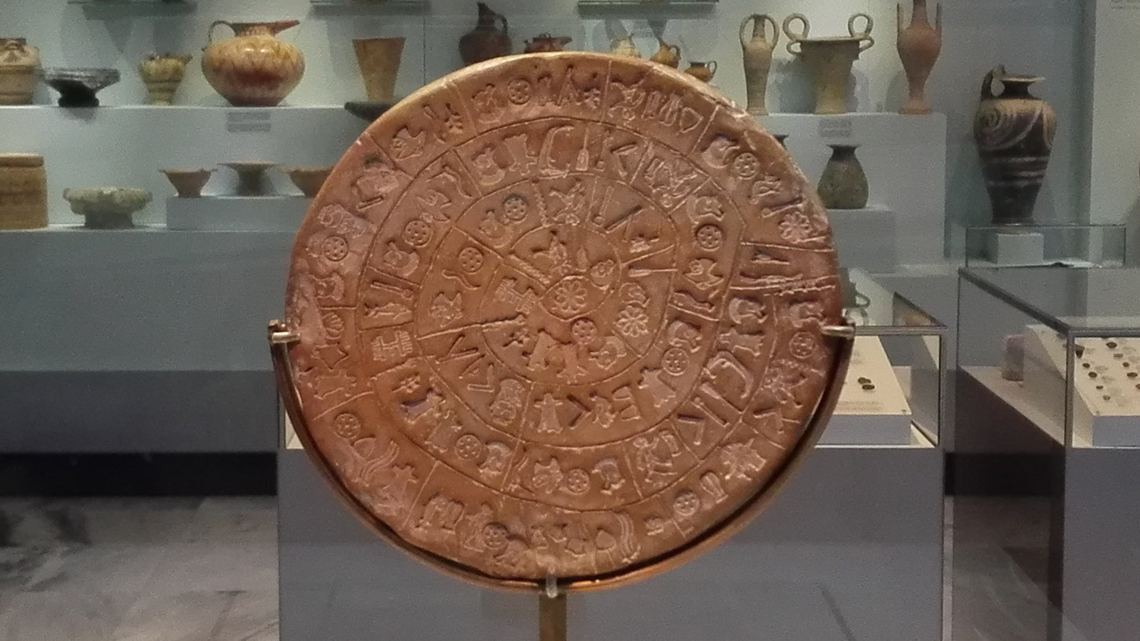 Il Disco di Festo, con i suoi 242 segni impressi a punzone. Museo Archeologico di Heraklion